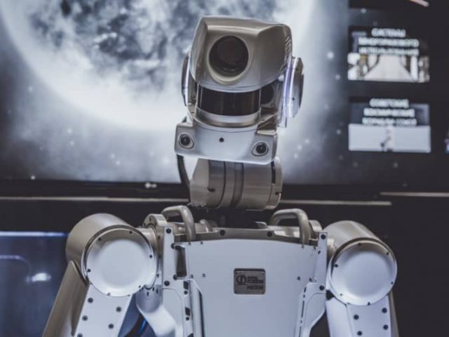 De första robotarna skickades för att hjälpa den ekonomiska situationen