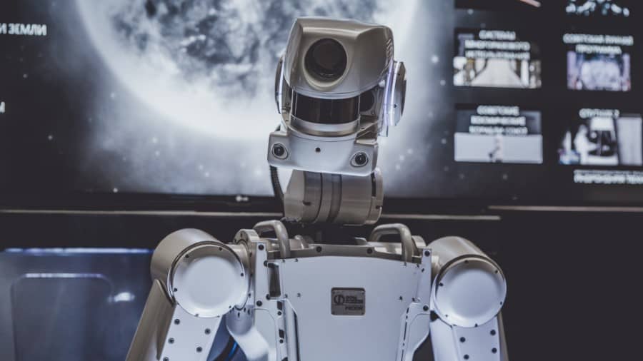 De första robotarna skickades för att hjälpa den ekonomiska situationen